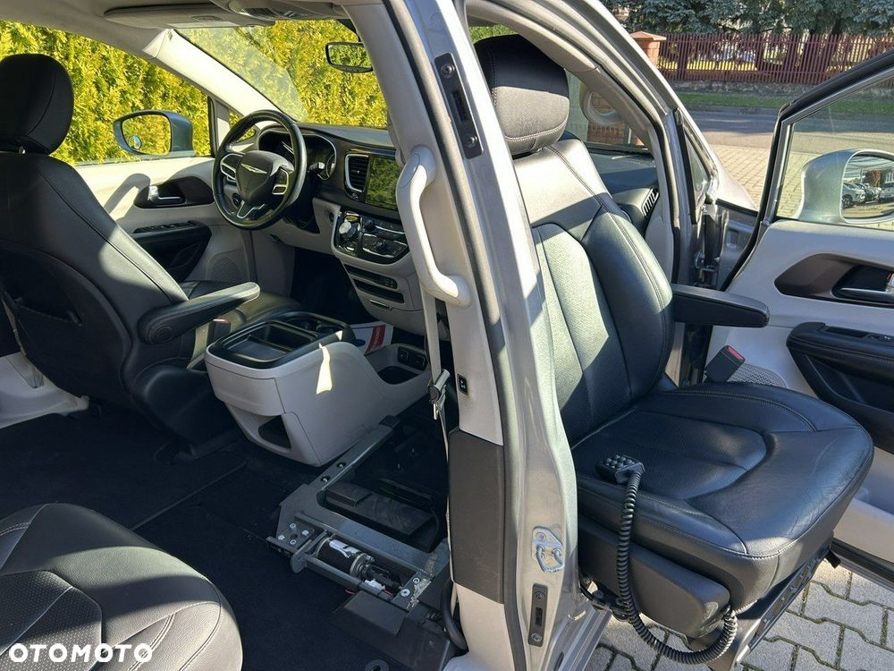 Chrysler Pacifica - 16