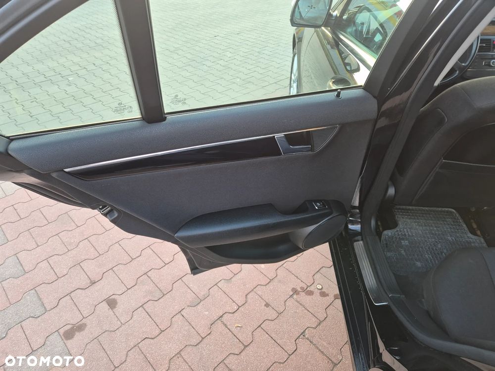Mercedes-Benz Klasa C 200 CDI DPF BlueEFFICIENCY Elegance - 15