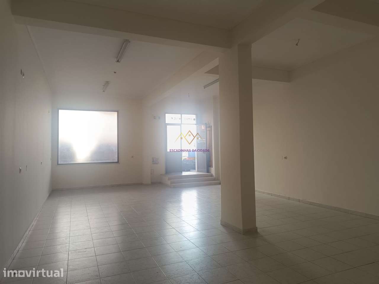Loja Comercial à Venda com Montra e Saída de Fumos - Grande imagem: 2/20