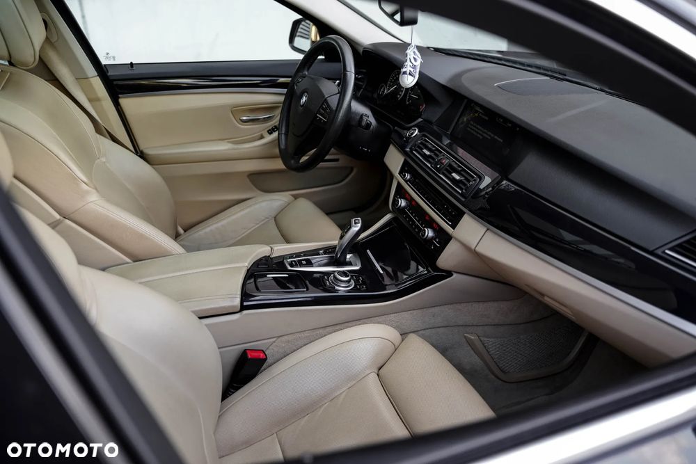 BMW Seria 5 525d xDrive Luxury Line - 29