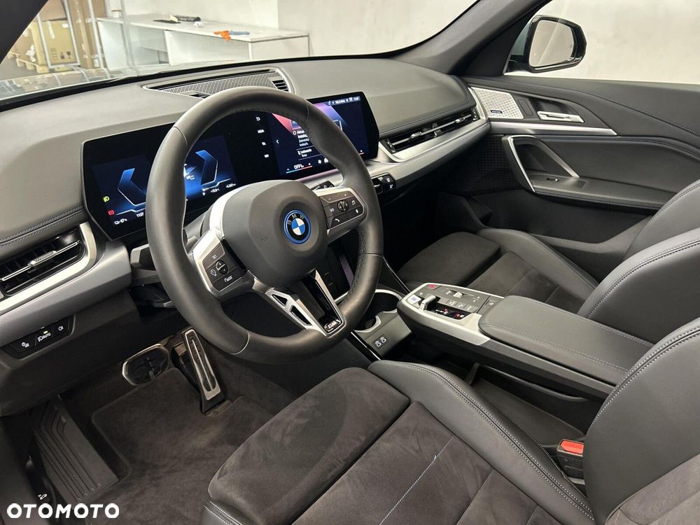 BMW iX1 - 11