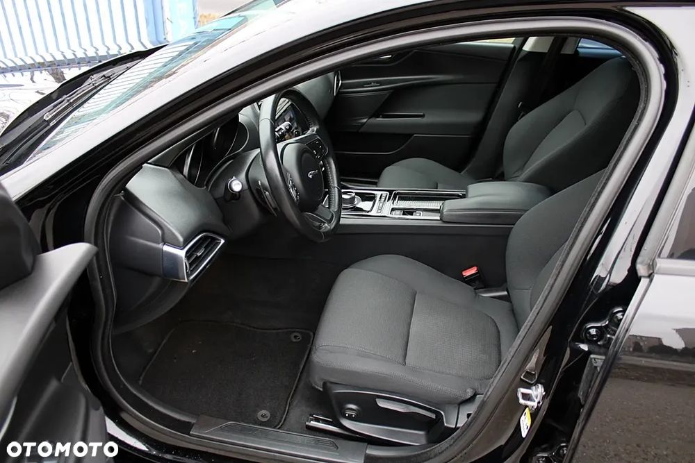 Jaguar XE - 12