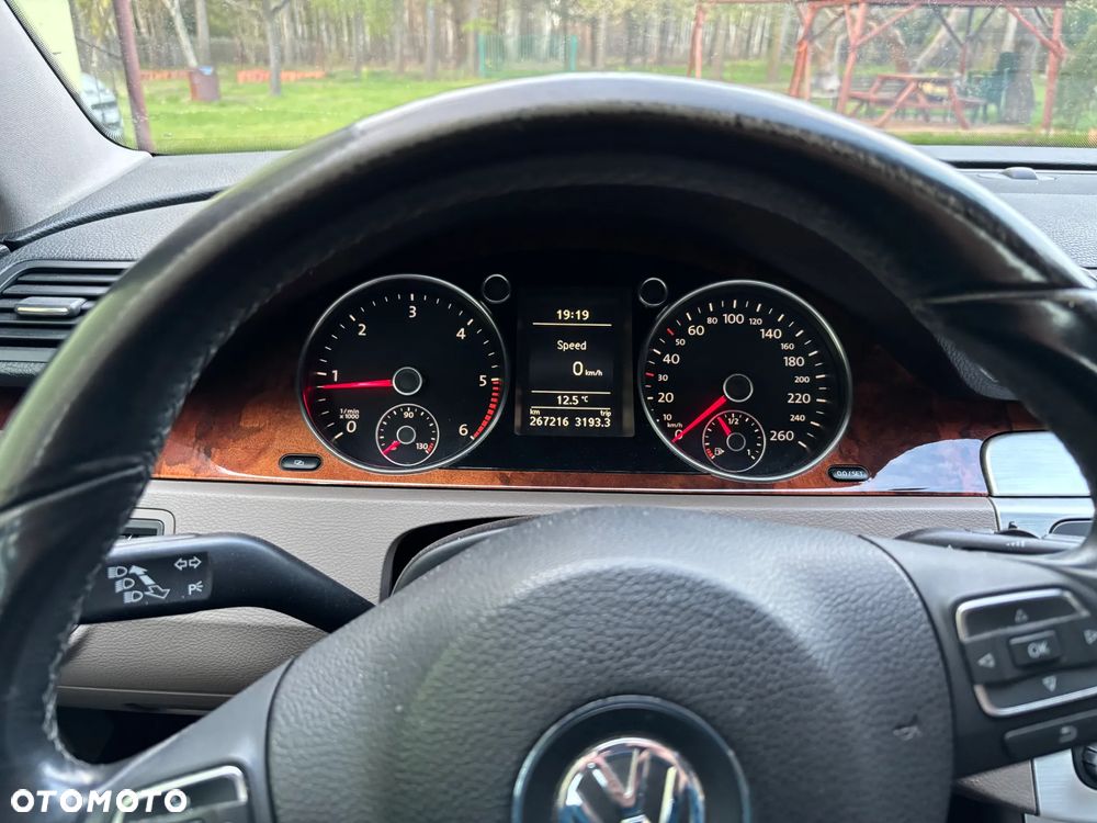 Volkswagen Passat 2.0 TDI DPF Highline - 9