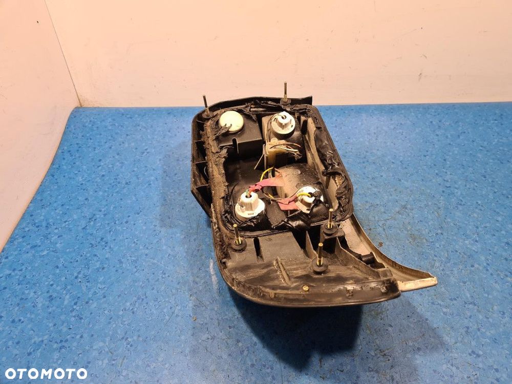 SUBARU IMPREZA I GC KOMBI LAMPA TYŁ PRAWA ZEWNĘTRZNA - 11
