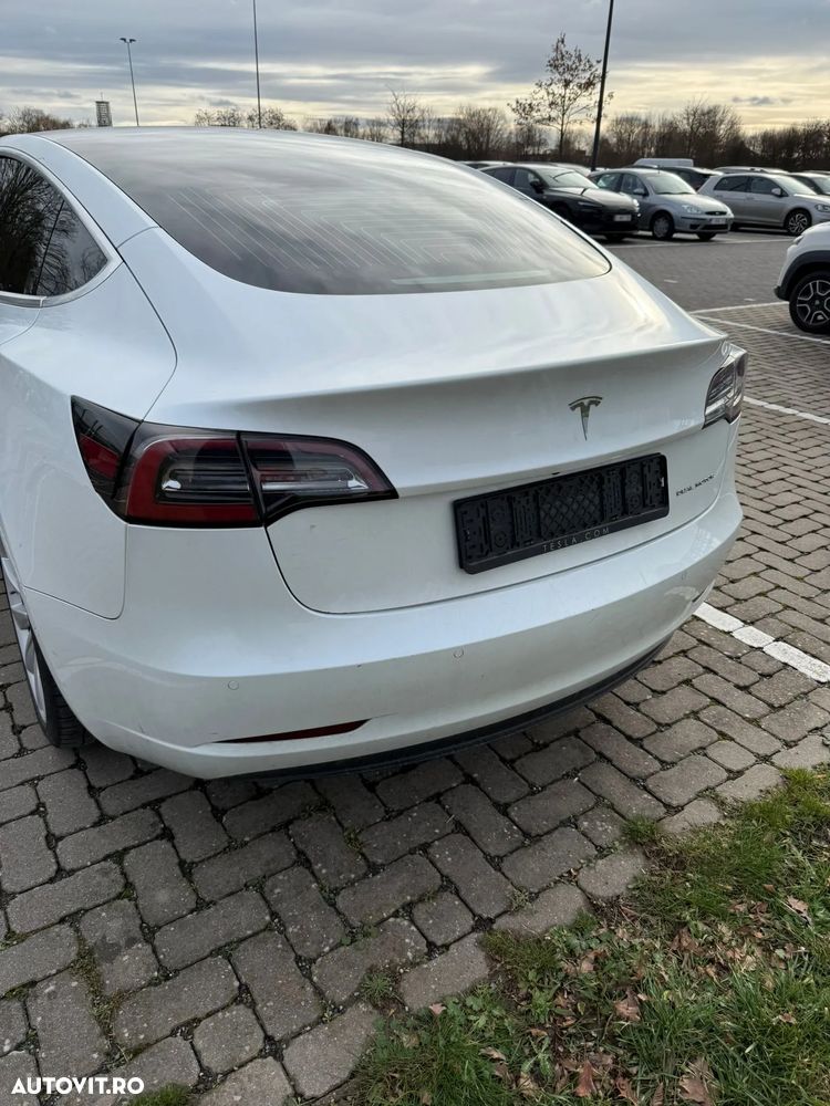 Tesla Model 3 - 4
