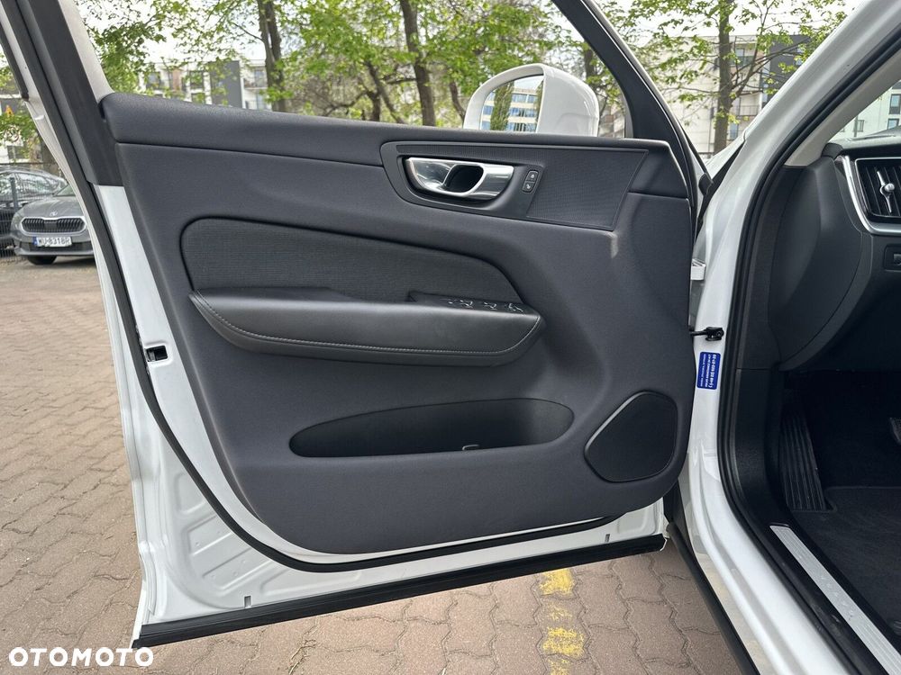 Volvo XC 60 B4 B Momentum - 11