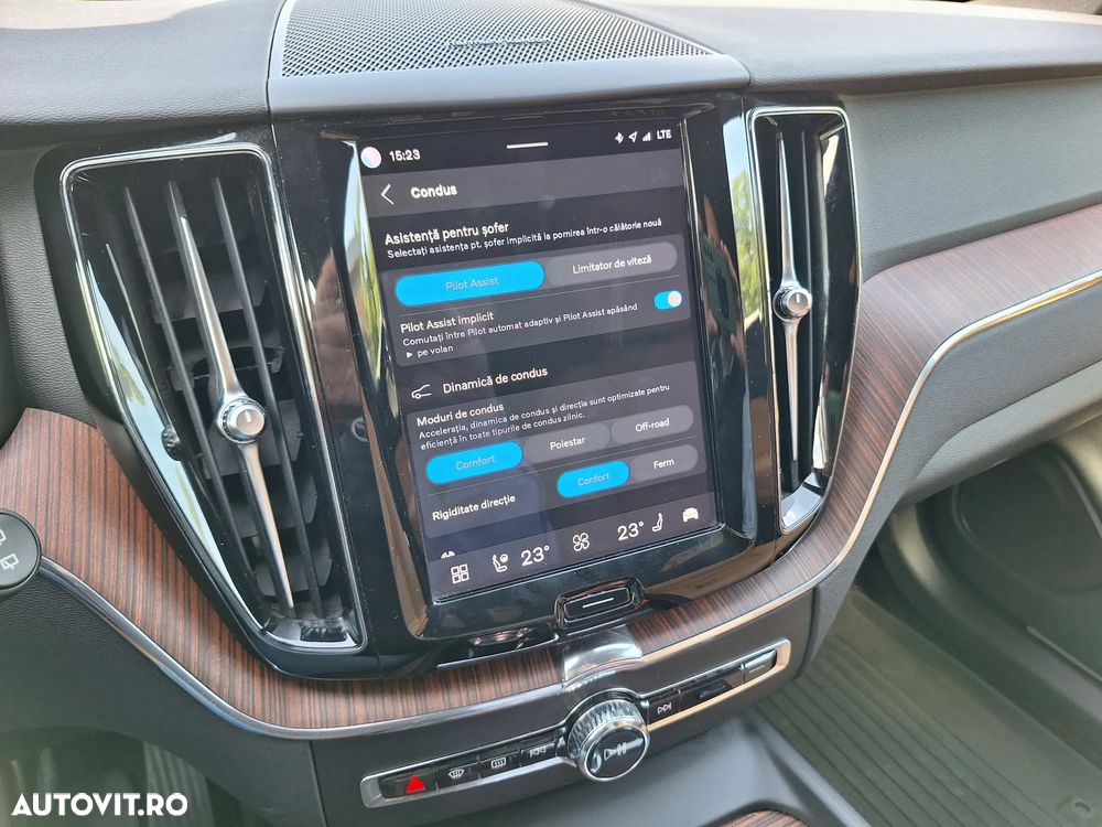 Volvo XC 60 B4 MHEV AT AWD Plus Dark - 35