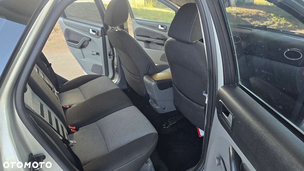 Ford Focus 1.6 Ti-VCT Sport - 24