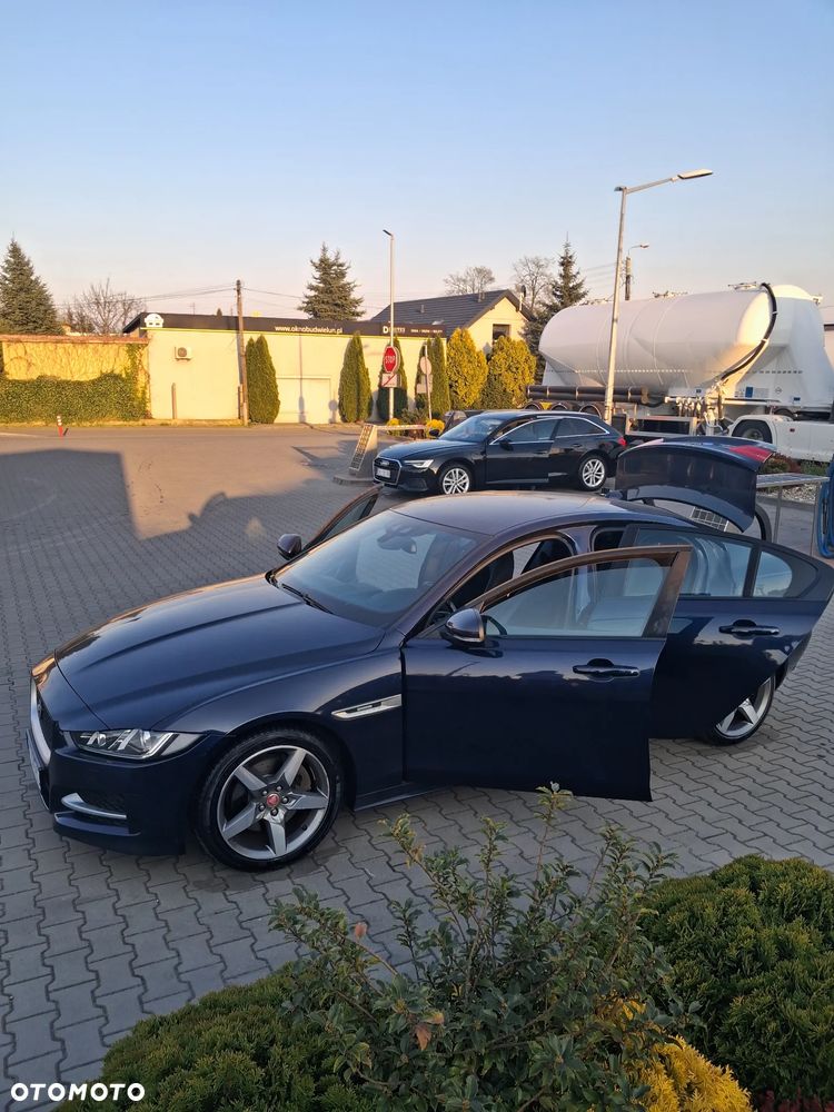 Jaguar XE 2.0 T R-Sport - 3