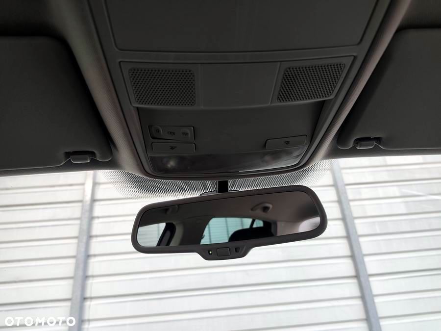 Volkswagen Golf 1.6 TDI DPF Highline - 23