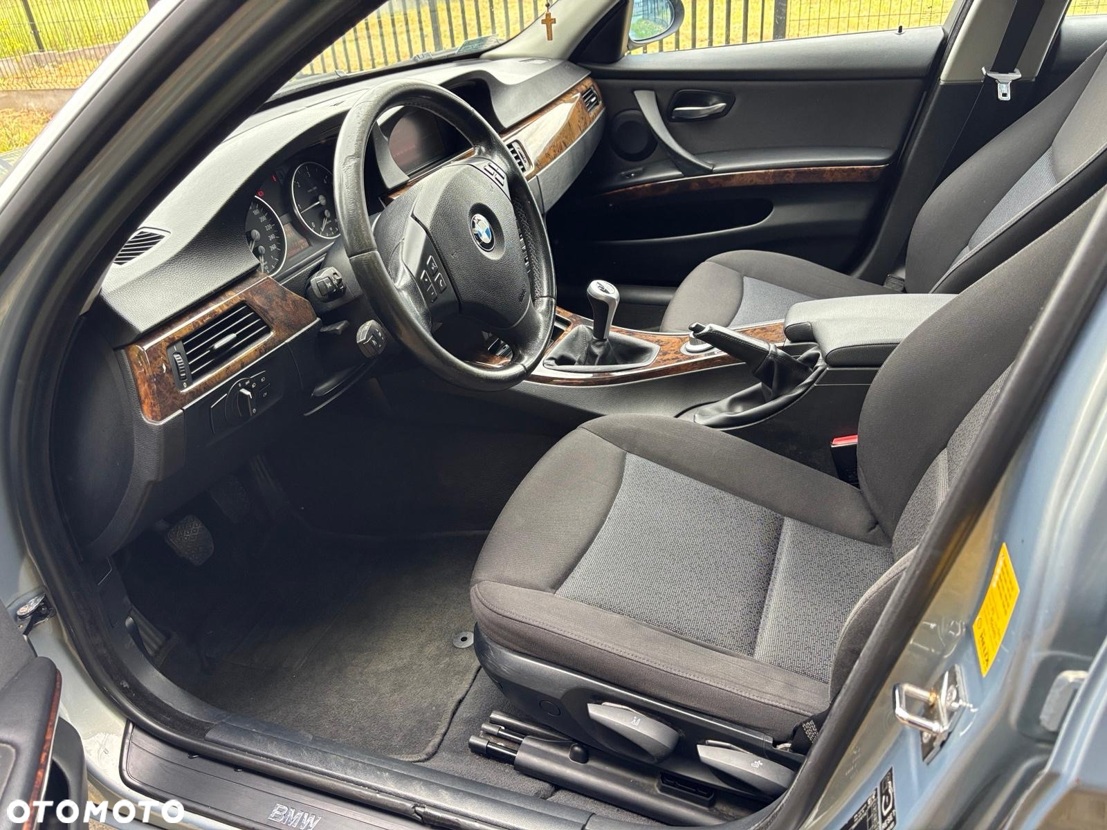 BMW Seria 3 320d DPF Touring - 24