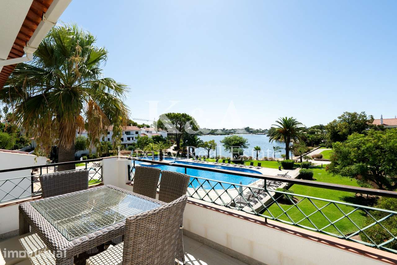Apartamento T2 com vistas panorâmicas para o lago da Quinta do Lago. - Grande imagem: 2/14