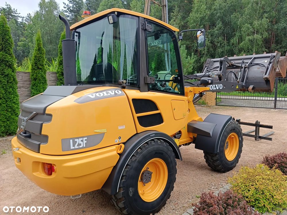 Volvo L25F - 11