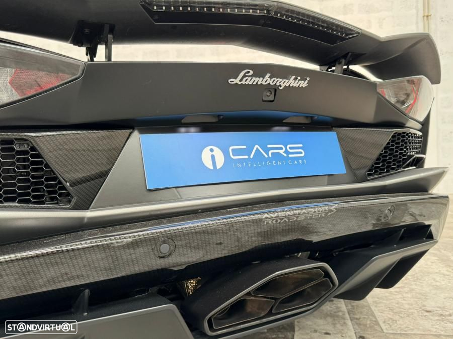 Lamborghini Aventador S Roadster - 11