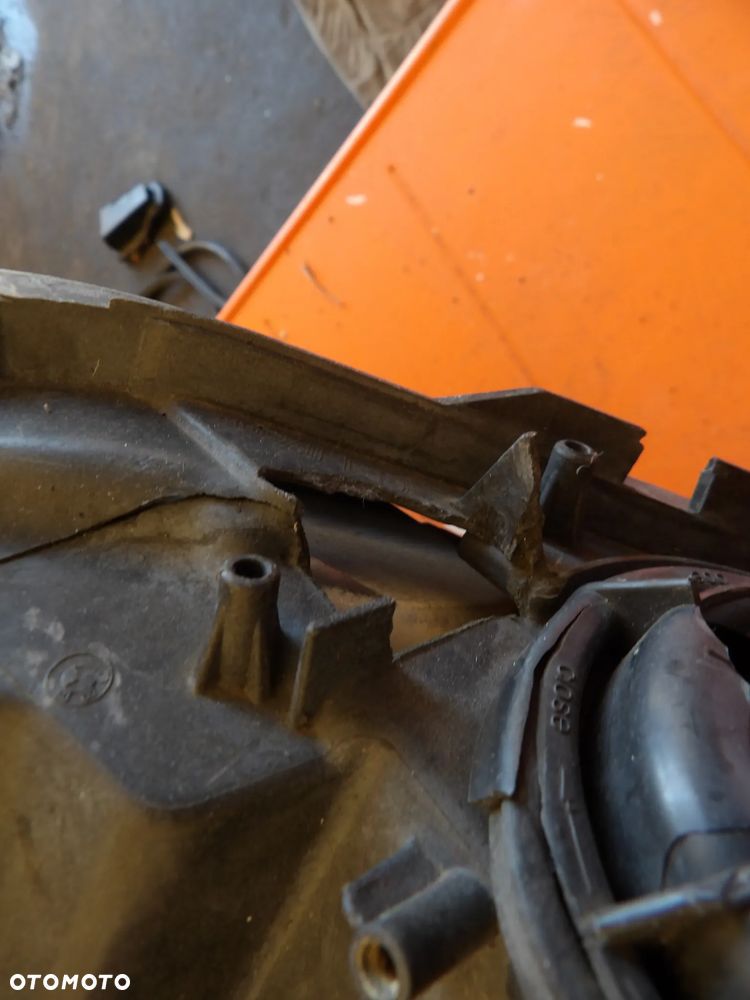 BMW - F20 - H7 - UŁAMANY UCHWYT - BRUDNA W ŚRODKU - PRAWA LAMPA PRZEDNIA - EUROPA - 7229672 - 11