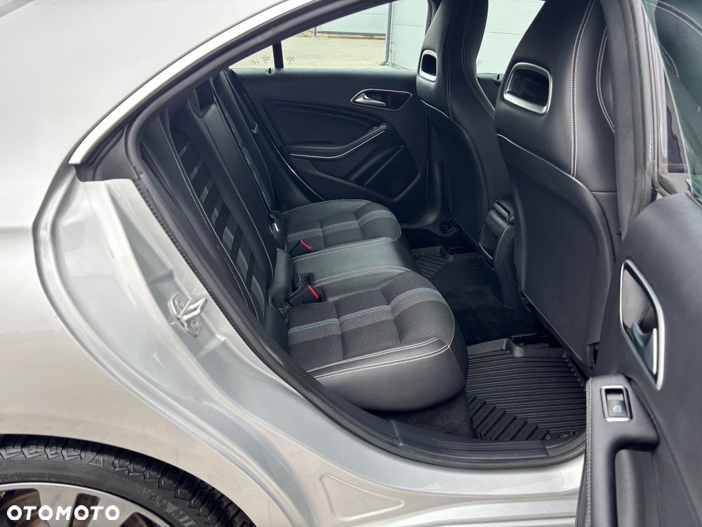 Mercedes-Benz CLA 180 7G-DCT Urban - 35