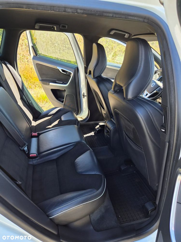 Volvo XC 60 D4 AWD R-Design Momentum - 11