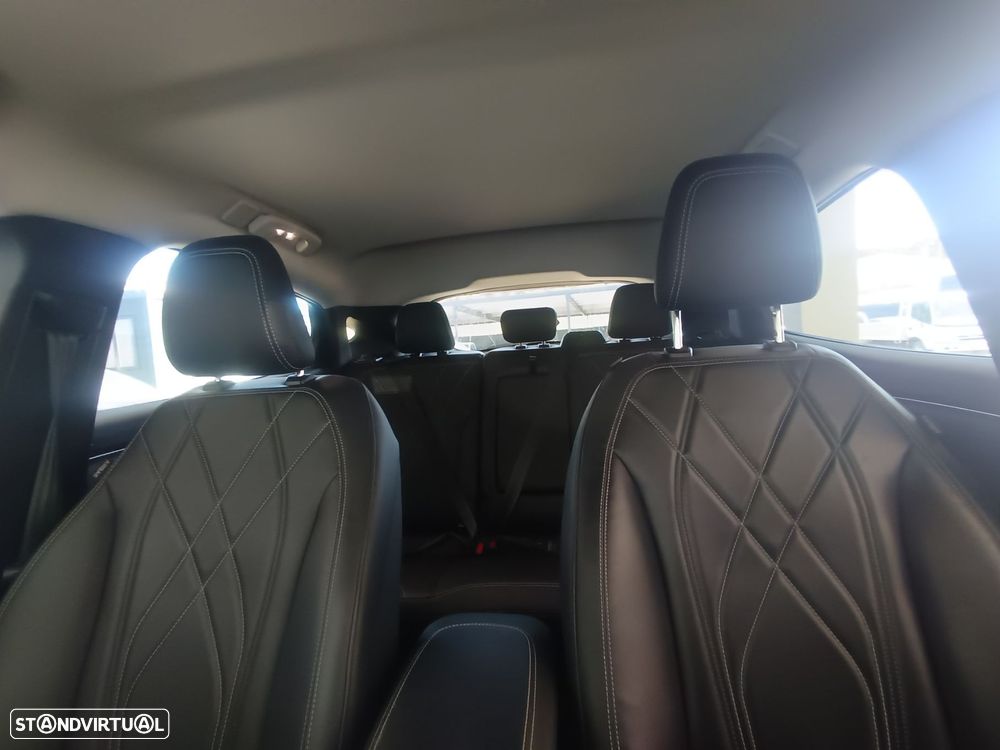 Ford Mustang Mach-E Standard - 38