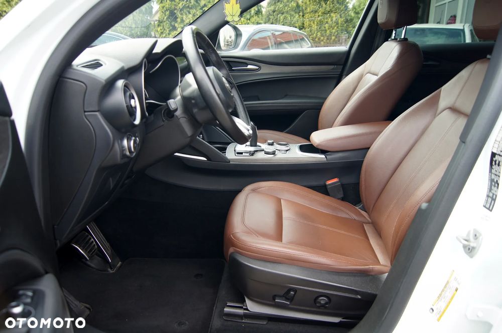 Alfa Romeo Stelvio 2.0 Turbo 16V AT8-Q4 Ti - 11