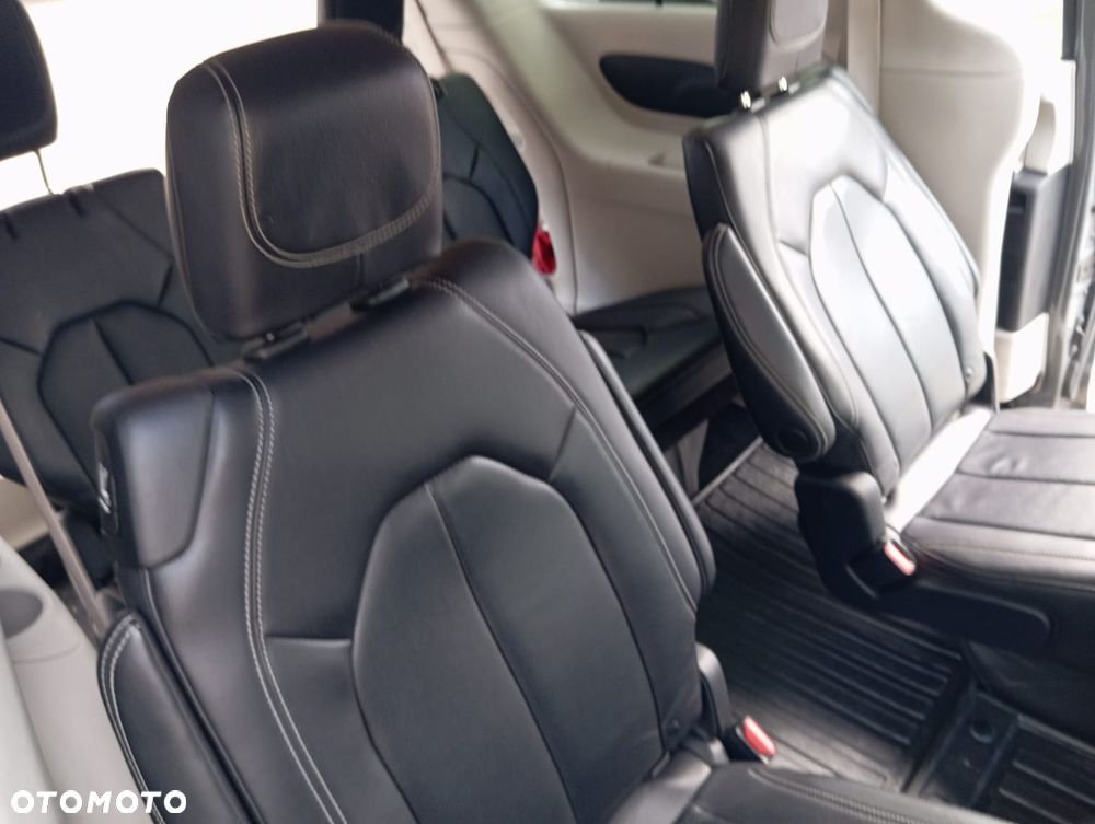 Chrysler Pacifica - 23