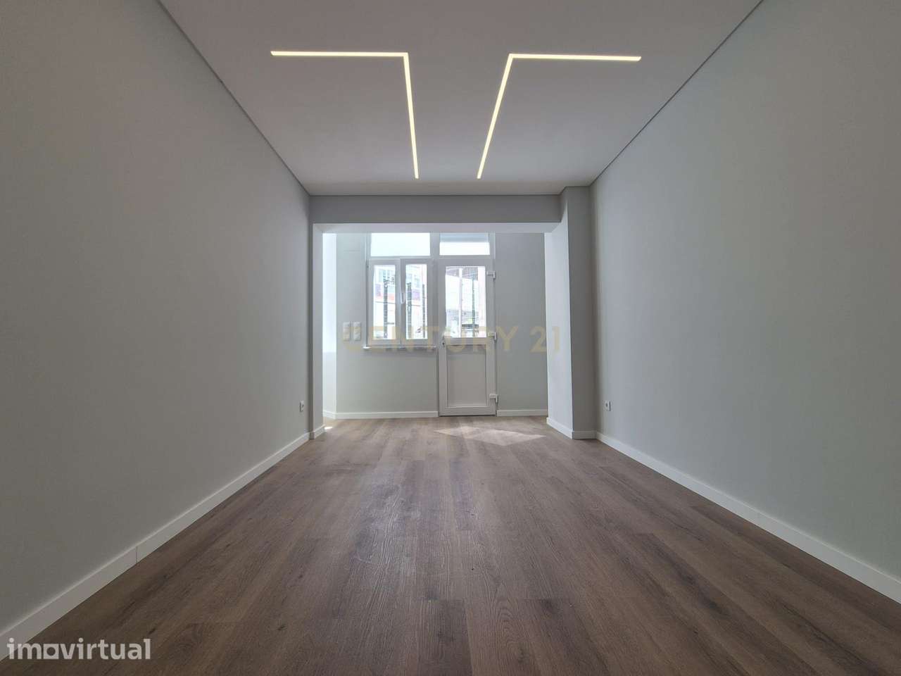 Excelente T1 completamente remodelado com um terraço de 44,2m2 em préd - Grande imagem: 4/18