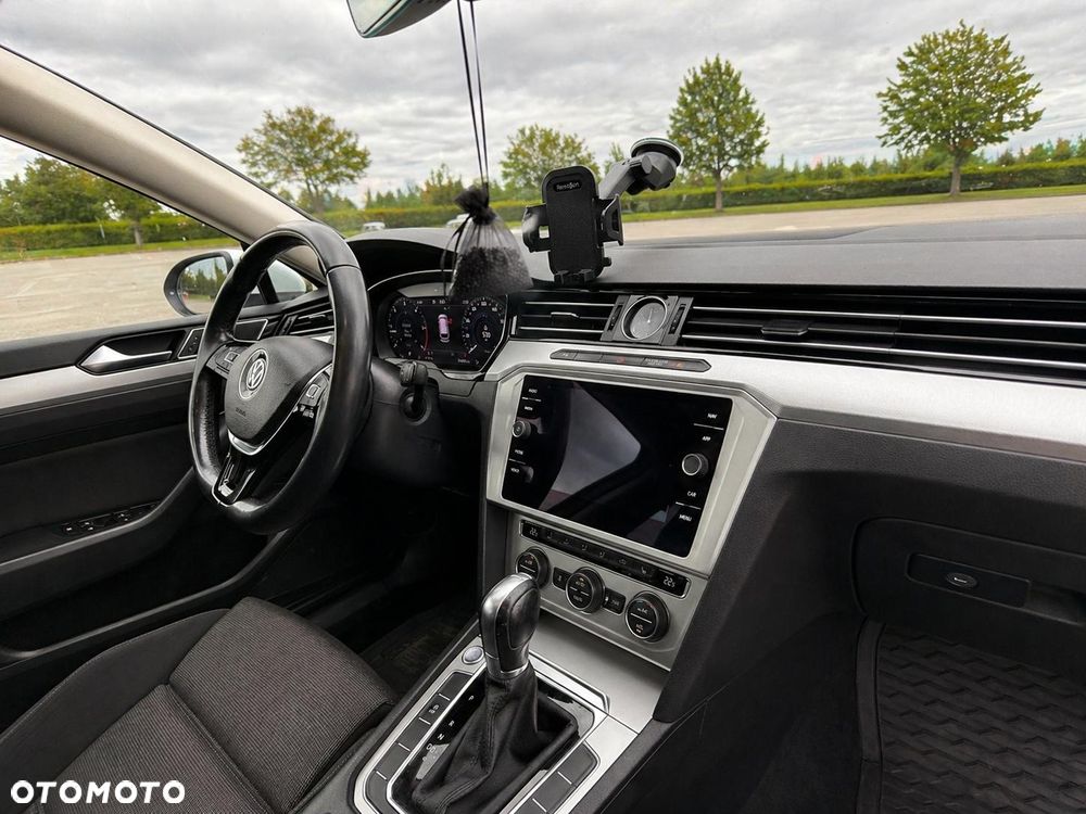Volkswagen Passat 1.6 TDI SCR DSG Conceptline - 12