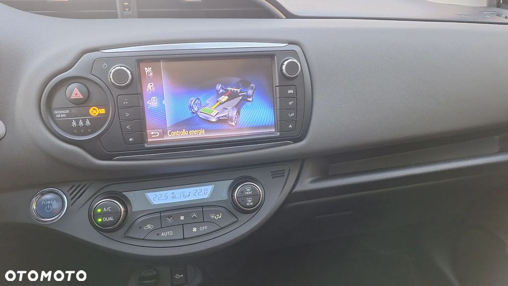 Toyota Yaris Hybrid 100 Premium - 8