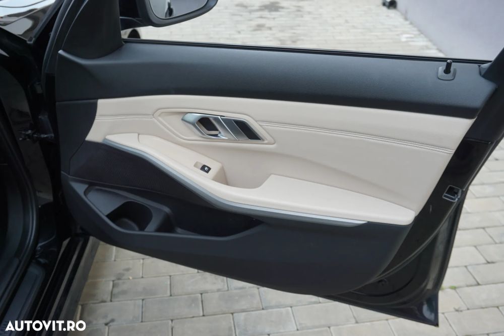 BMW Seria 3 318d Aut. Luxury Line - 32