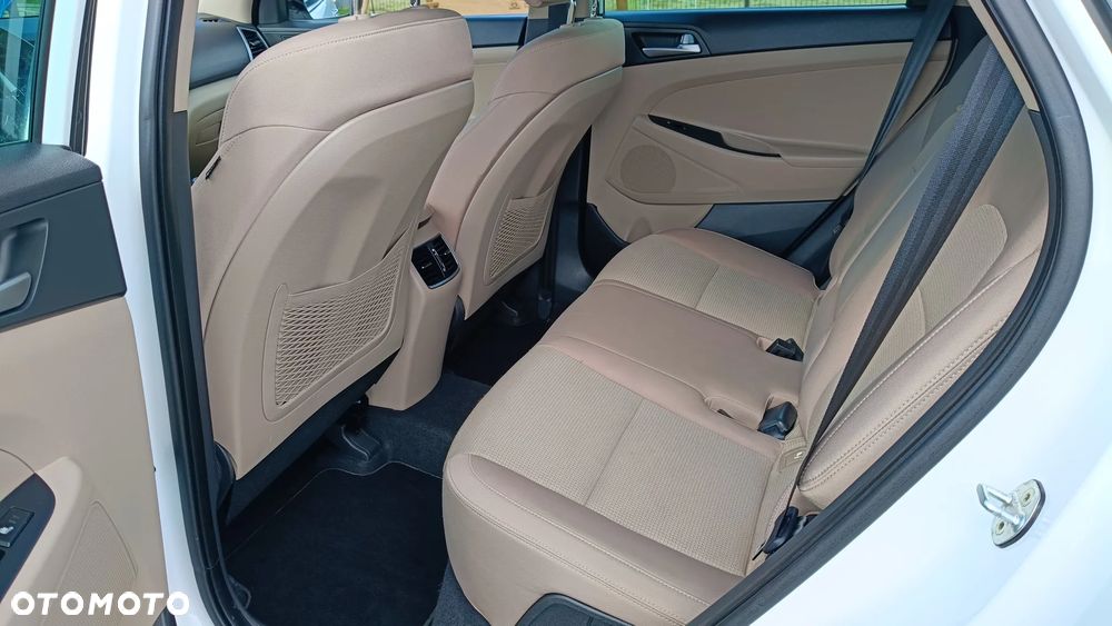 Hyundai Tucson 1.7 CRDI BlueDrive Style 2WD - 24