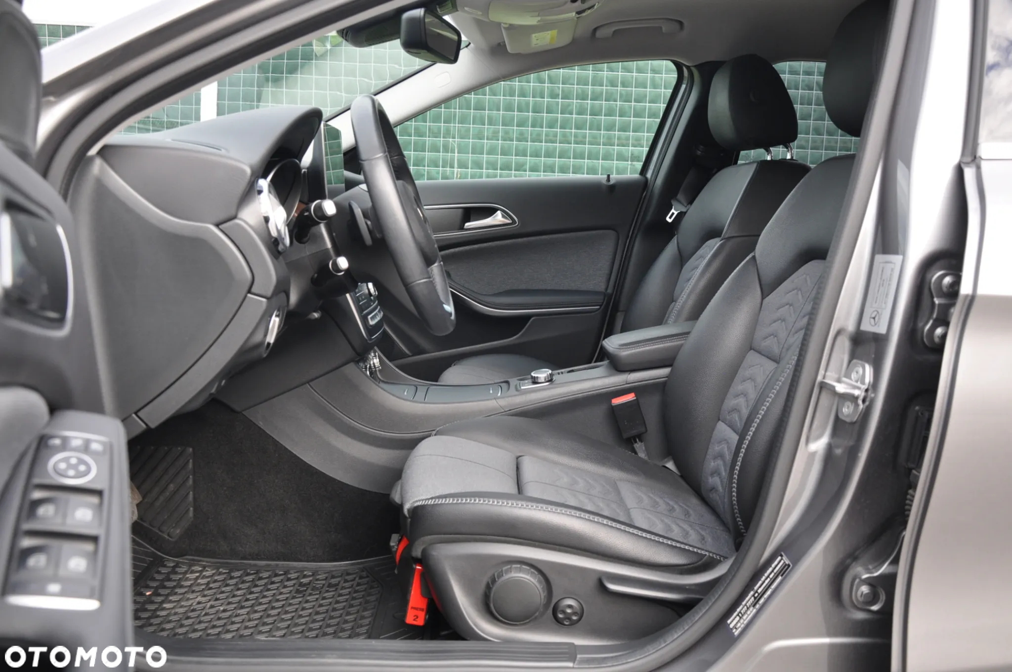 Mercedes-Benz GLA 180 7G-DCT - 31