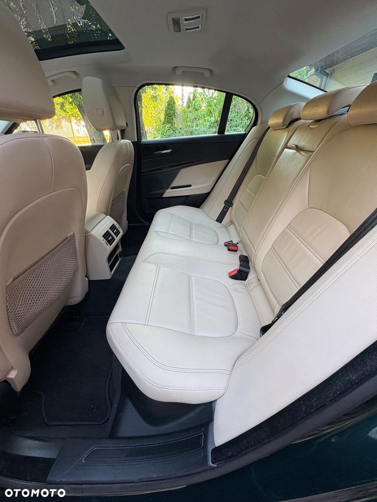 Jaguar XE 2.0 D Prestige - 11