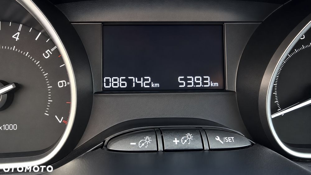 Peugeot 208 - 6