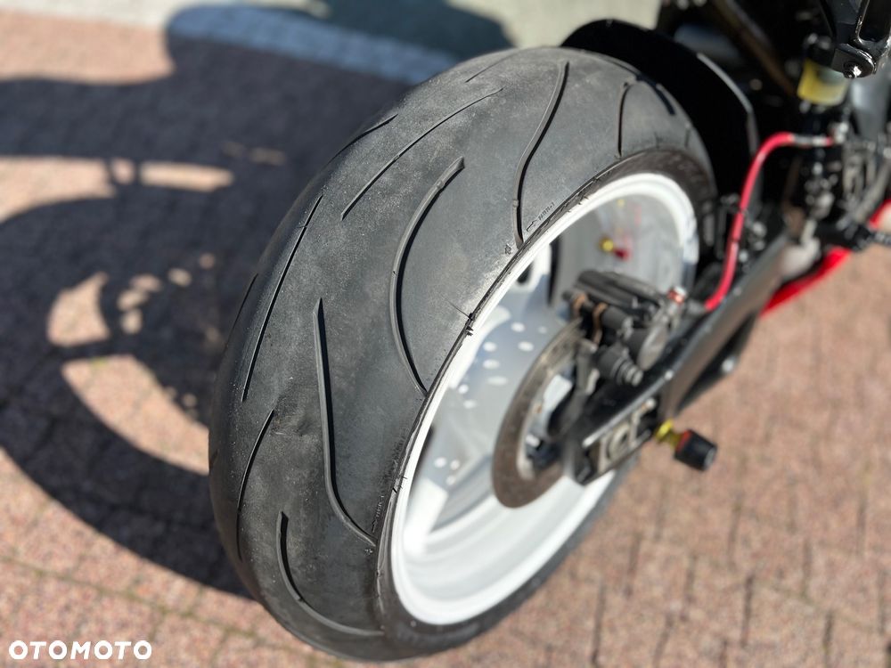 Yamaha R1 - 11