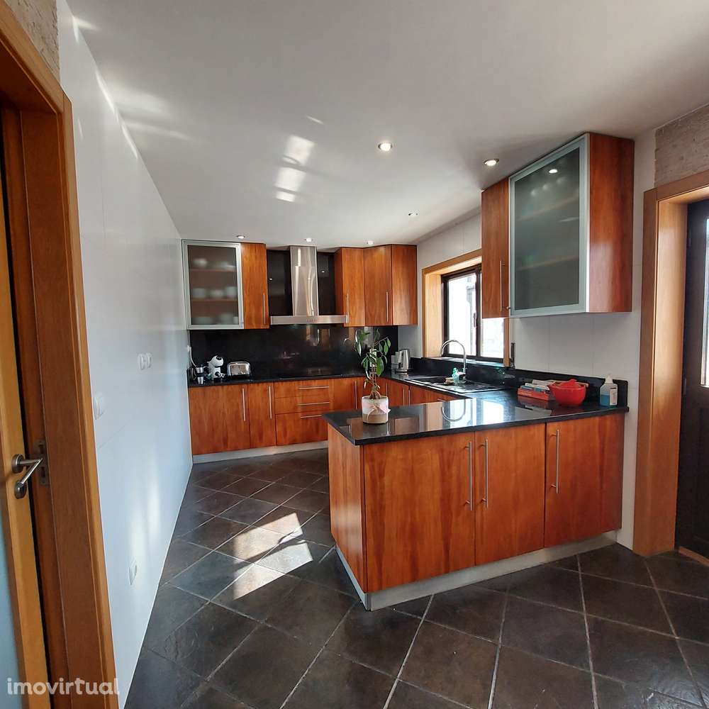 Moradia Geminada T4/T5 · 240 m² · 3 Pisos · Piscina · Garagem - Grande imagem: 3/9