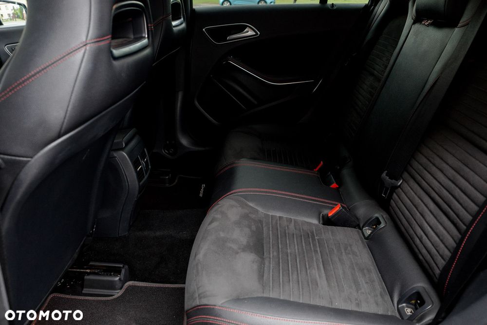 Mercedes-Benz CLA 200 7G-DCT AMG Line - 38