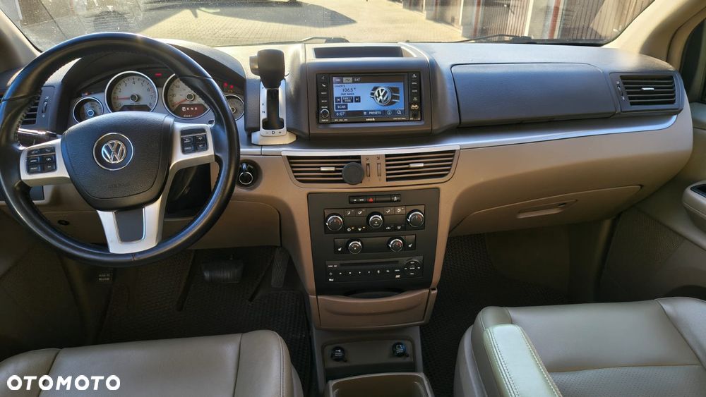 Volkswagen Routan - 10