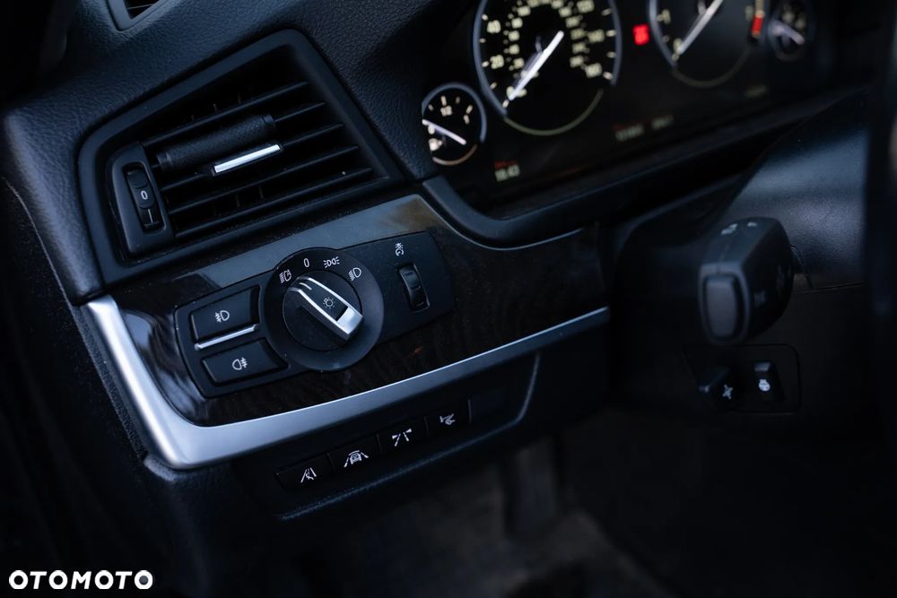BMW Seria 5 528i - 29