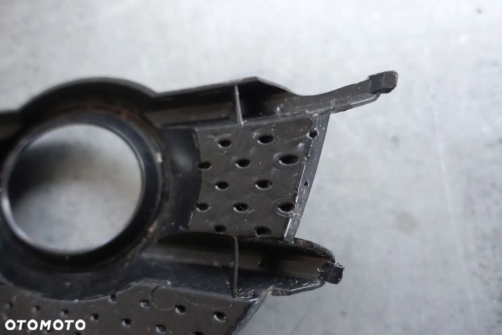 KRATKA ZDERZAKA PRAWA AUDI Q3 LIFT 14-18r.  8U0 - 4