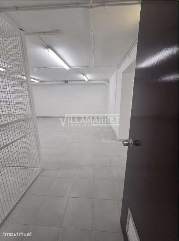 Loja da banca com 370 m2 composta por RC e cave situada no centro da P - Grande imagem: 5/11
