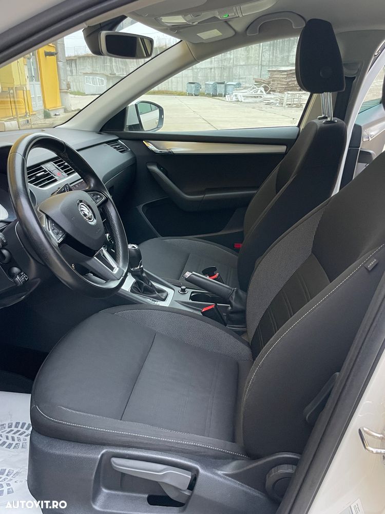 Skoda Octavia 2.0 TDI (Green tec) DSG Style - 6