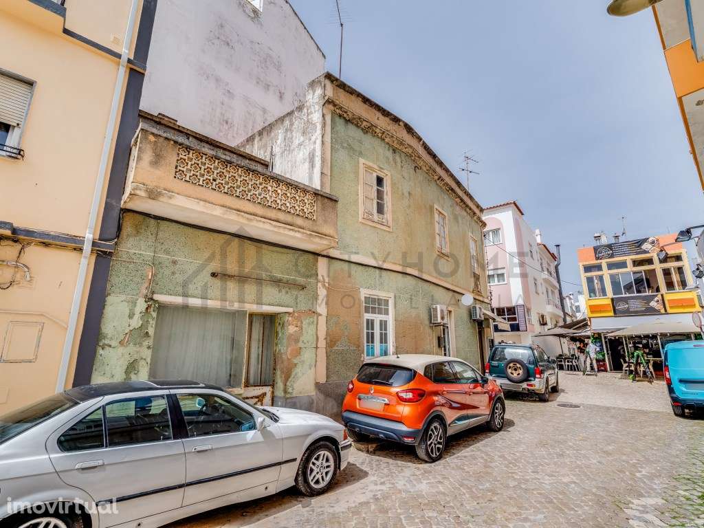 Moradia antiga composta por 3 lojas e Apartamento T2 - Grande imagem: 3/22