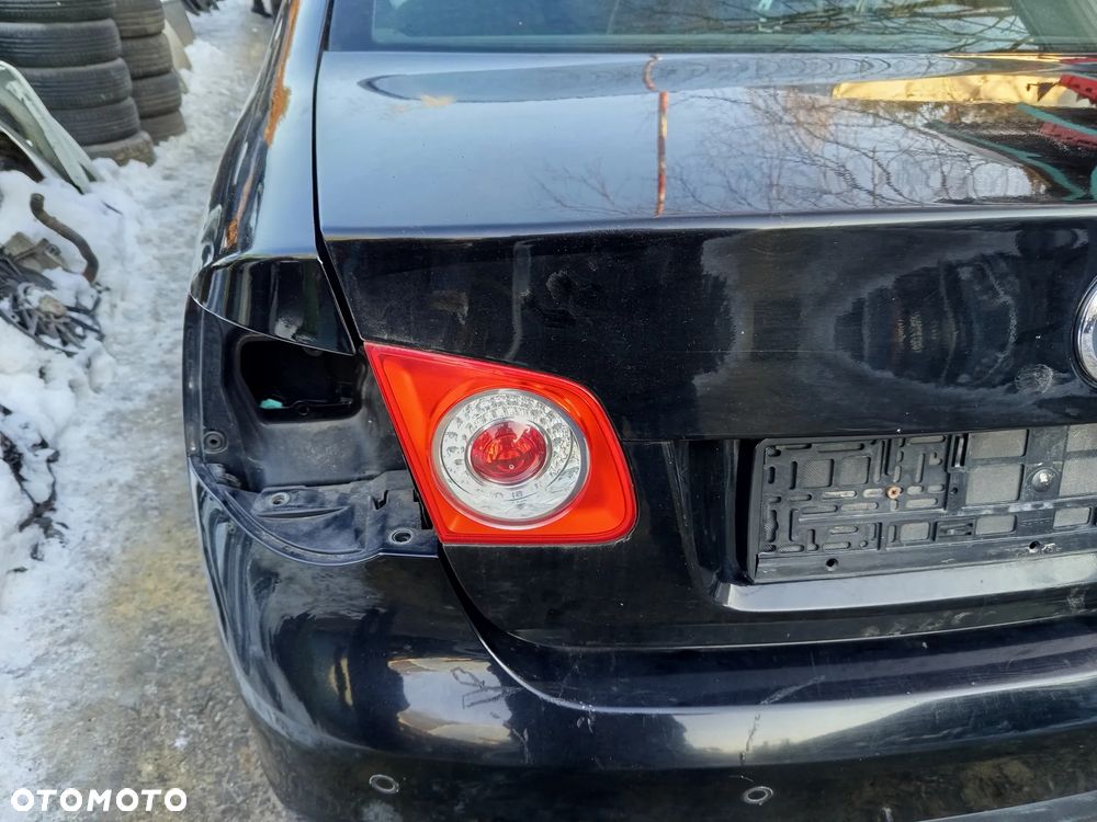 VOLKSWAGEN JETTA 05-10 KLAPA TYLNA LAMPA LEWA LUB PRAWA ZAMEK MIKROSTYK Z LISTWĄ TAPICERKA KOD KOLORU L041 - 4