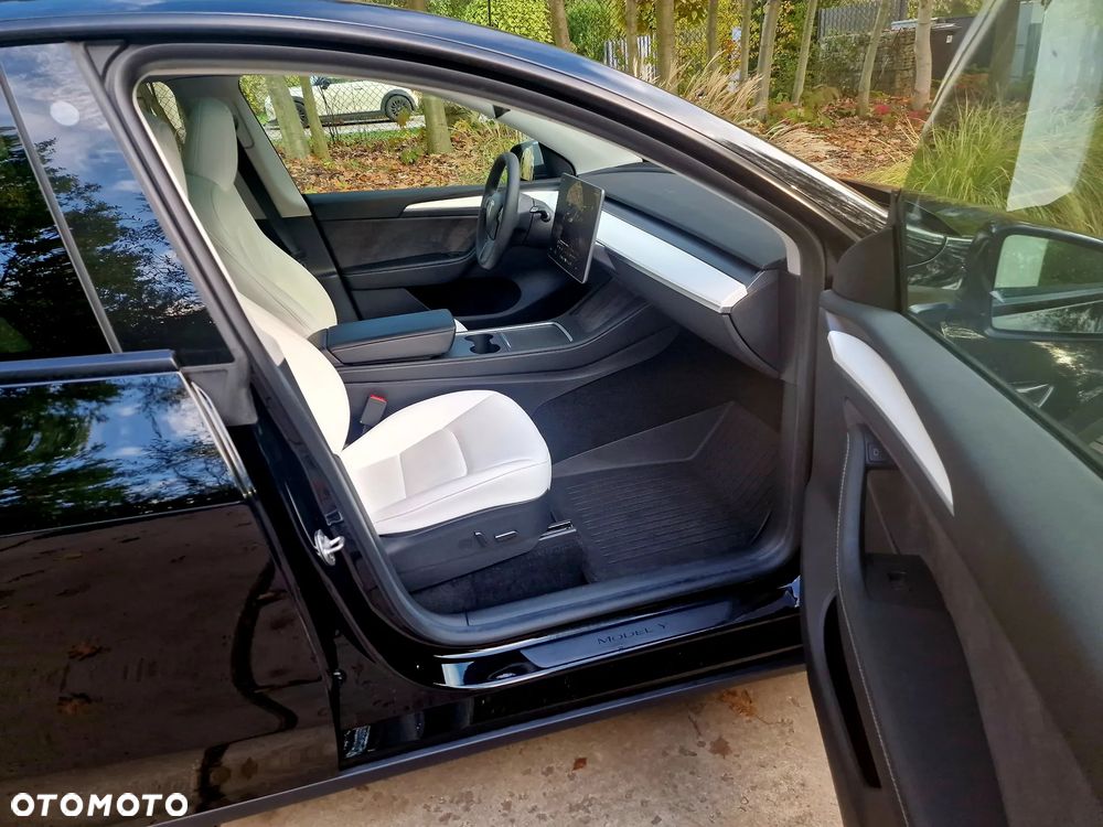 Tesla Model Y Long Range AWD - 11