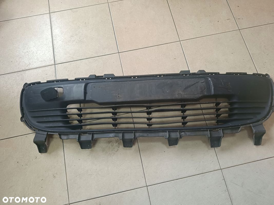 RENAULT TWINGO III ŚRODKOWA KRATKA ZDERZAKA PRZÓD - 1