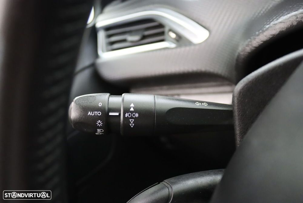 Peugeot 208 1.2 PureTech Signature EAT6 - 12