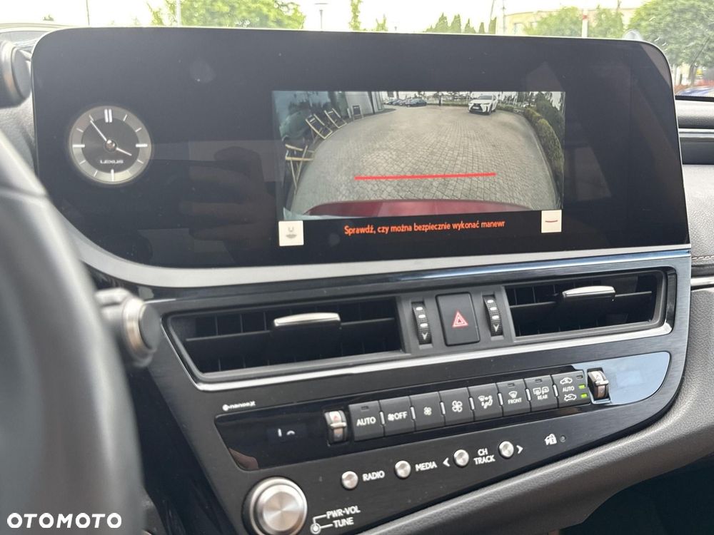 Lexus ES 300h Business Edition - 21