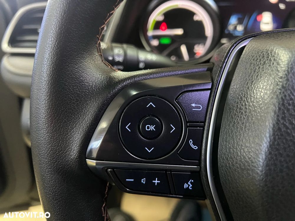 Toyota Camry Luxury - 22