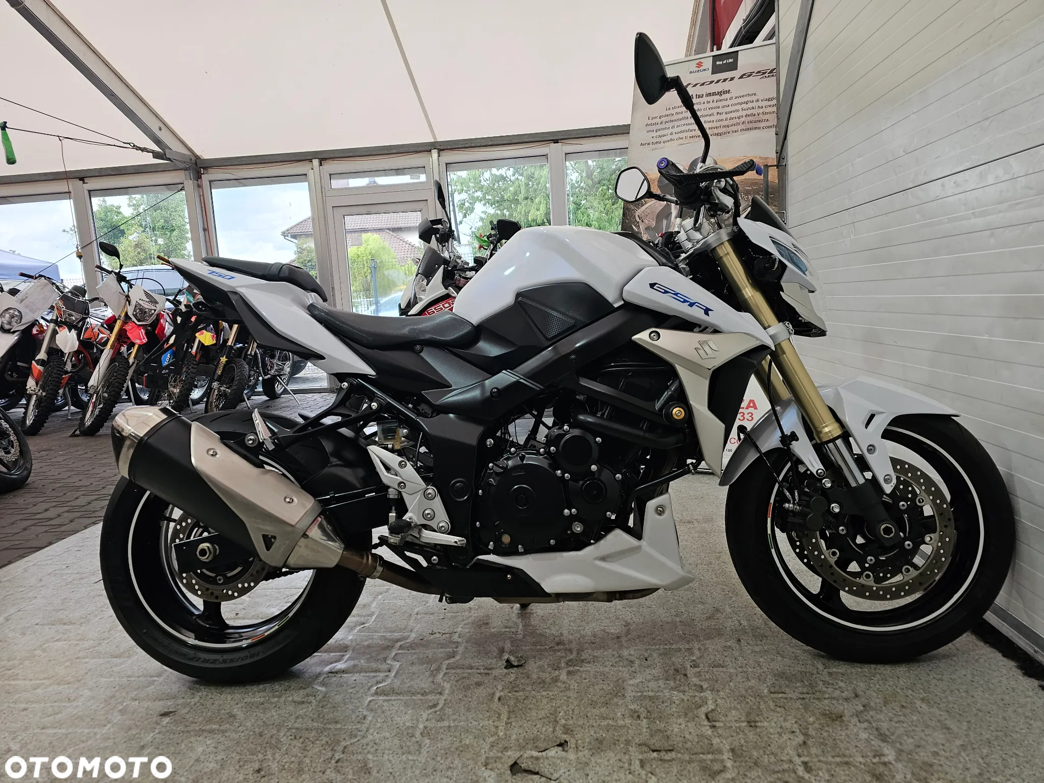 Suzuki GSR - 28