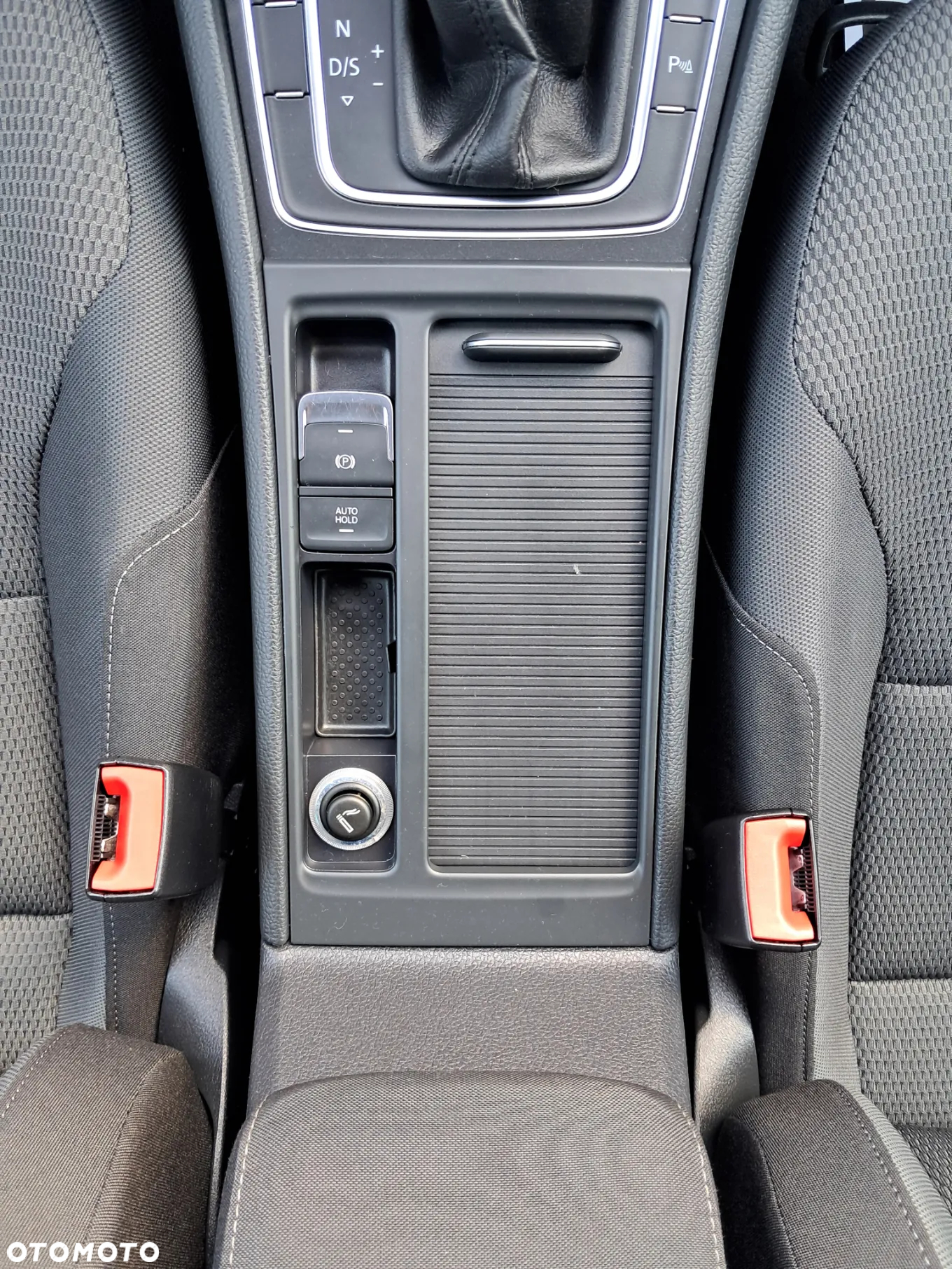 Volkswagen Golf 1.6 TDI SCR DSG Comfortline - 24