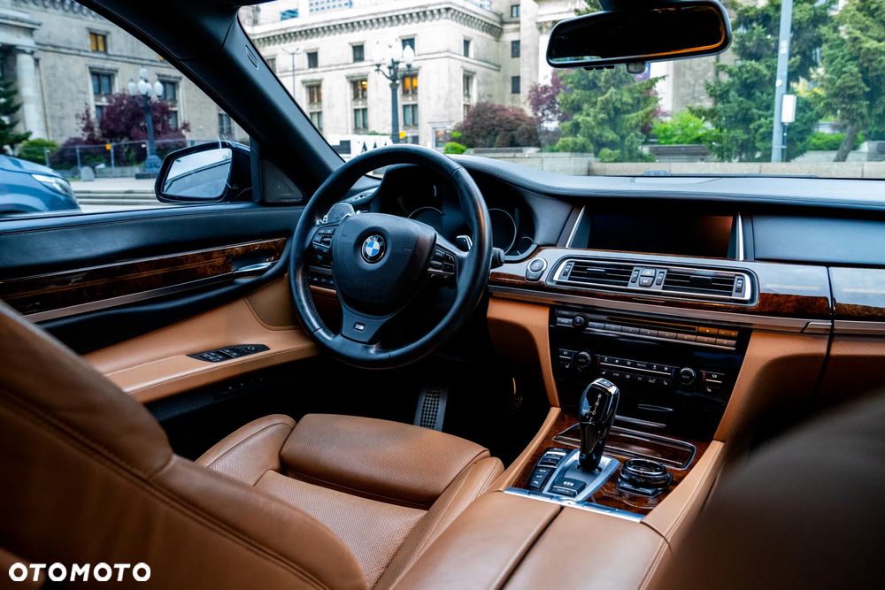 BMW Seria 7 750Li xDrive - 16